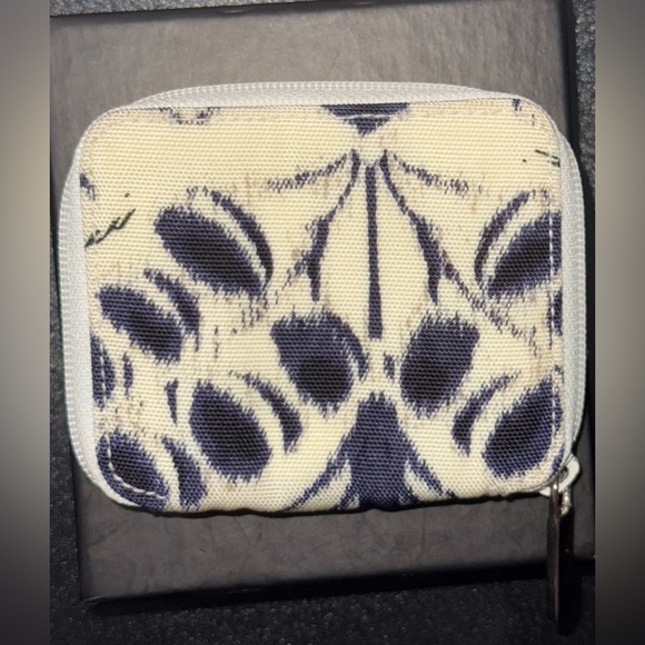 Gucci Blue and White Patterned Change Purse. Comes with box and COA shown detail - Picture 10 of 10